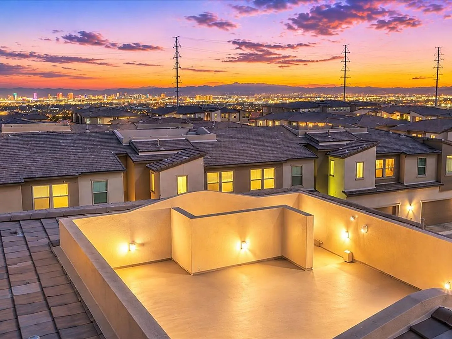 Rooftop Deck with Stunning Strip & Mountain Views — Photo 3