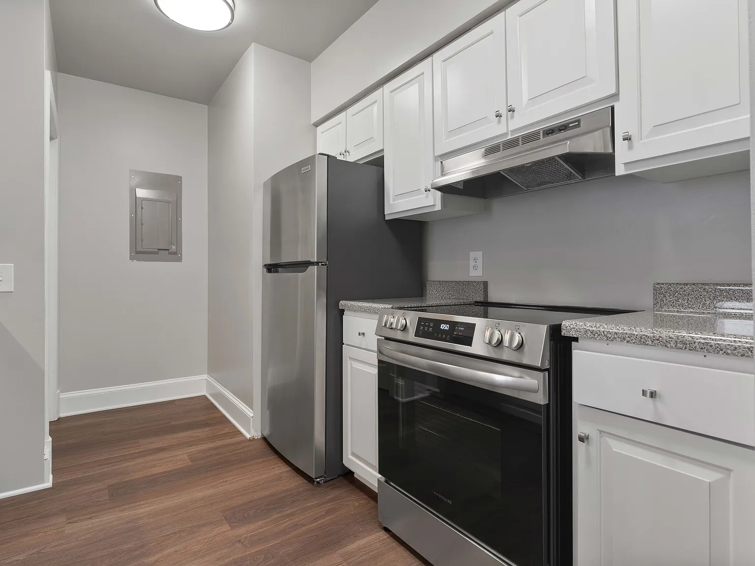 2 bed, 950 sqft, $2,222 — Photo 2
