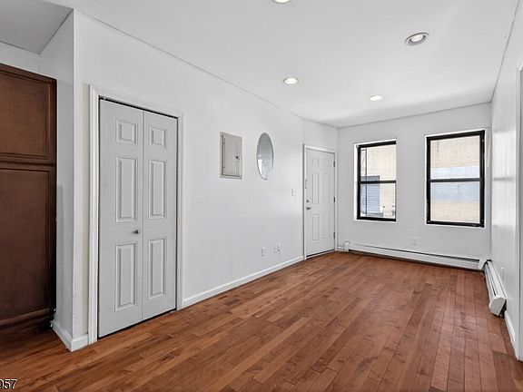 4th image of 294 Governor St