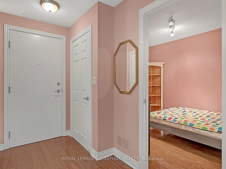 270 Wellington St W #710 — Photo 24