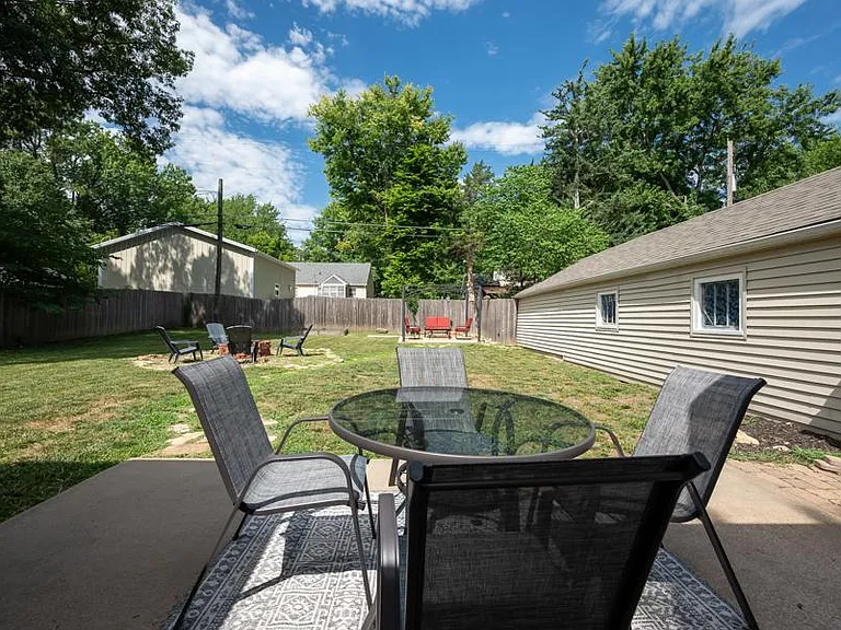 1175 SW Collins Ave — Photo 23