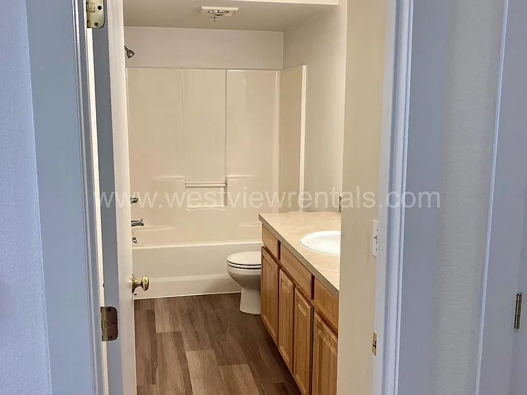 524 32nd St #402 — Photo 28