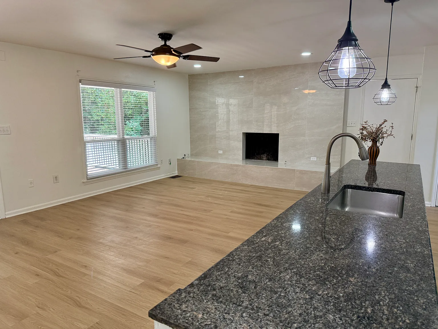 4 bed, 3256 sqft, $4,500 — Photo 2