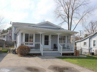 624 Cedarlawn Rd, Waterford, MI 48328