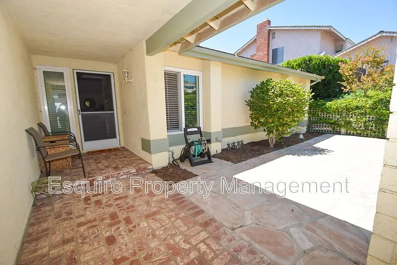 3 bed, 2.0 bath, 1642 sqft, $3,795 — Photo 2