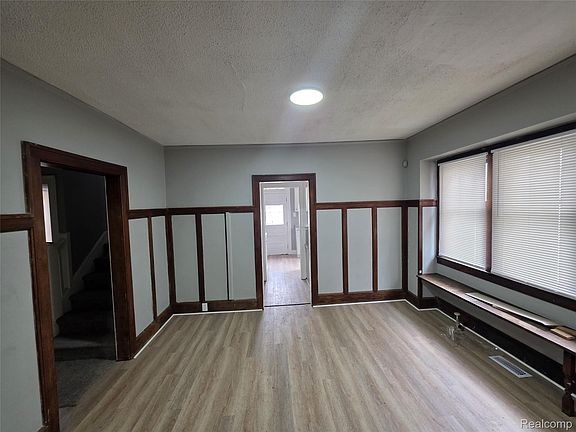 4th image of 4258 Seneca St