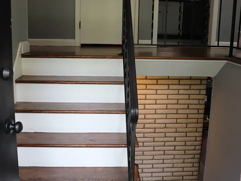 442 Surrey Ln — Photo 3