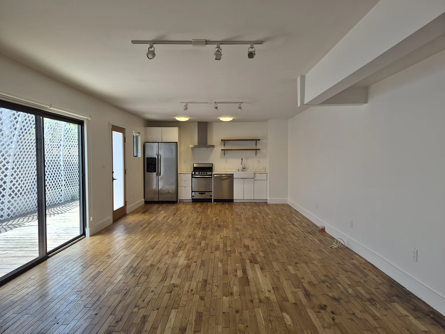 3 bed, 1250 sqft, $3,700 — Photo 3
