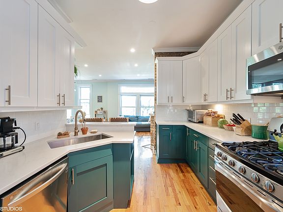 3rd image of 2050 N Burling St #3