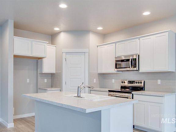5th image of 915 E Ionia Dr