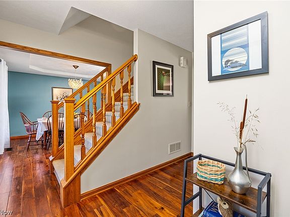 3rd image of 770 Victoria Cir