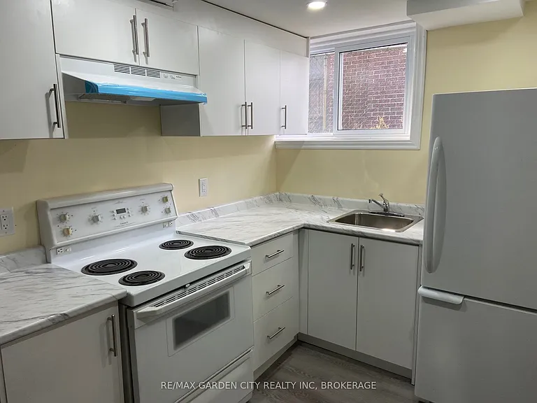9 Stonegate Dr #LOWER — Photo 2