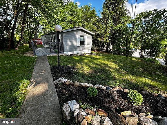 3rd image of 13 Melissa Ln