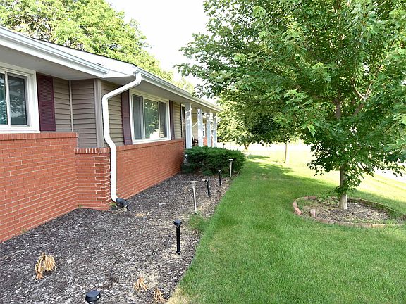 3rd image of 100 Grandview Dr
