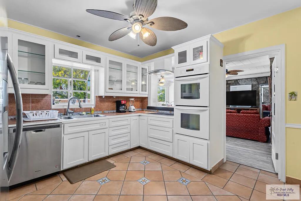 2 bed, 1.0 bath, 5325 sqft, $1,600 — Photo 4
