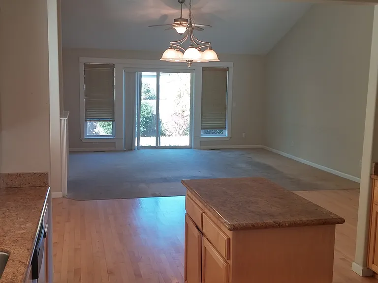 157 SW Chapman Ct — Photo 3