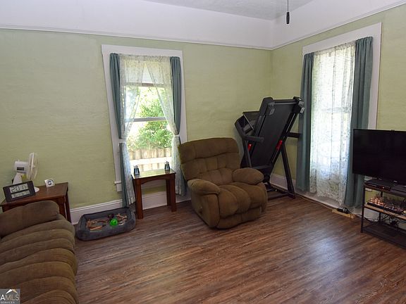 3rd image of 115 Lamar St