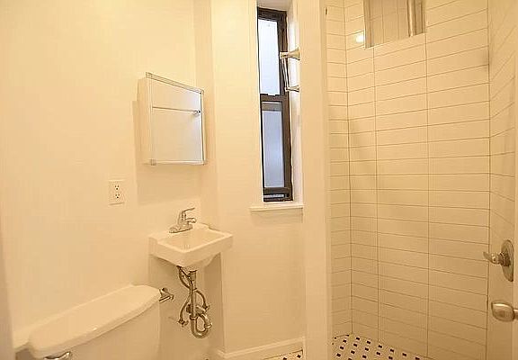 4th image of 191 Henry St APT 19