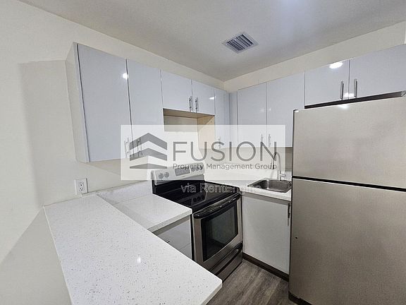 5th image of 1730 Acapulco Dr #3