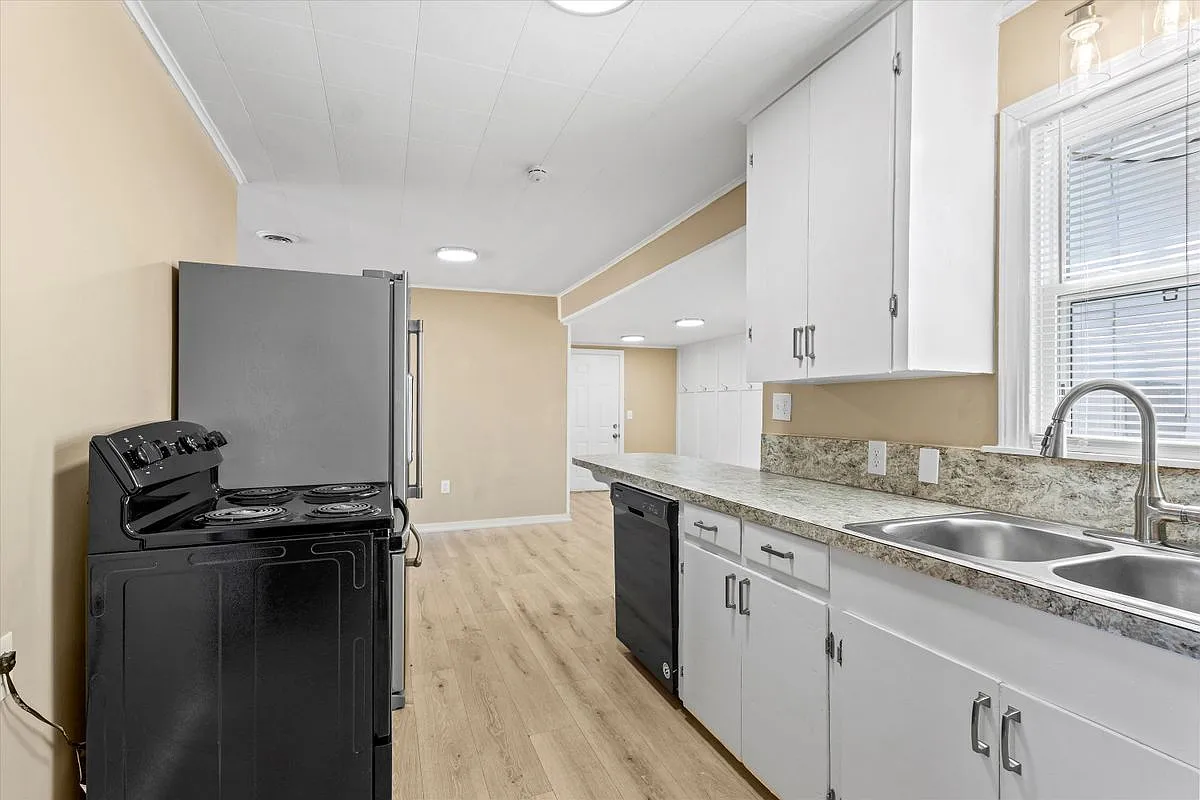 3 bed, 1.0 bath, 1432 sqft, $1,400 — Photo 2