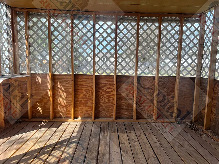 219 E Douglas Dr — Photo 16