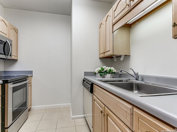 4th image of 1 TOWERS PARK LN #1906