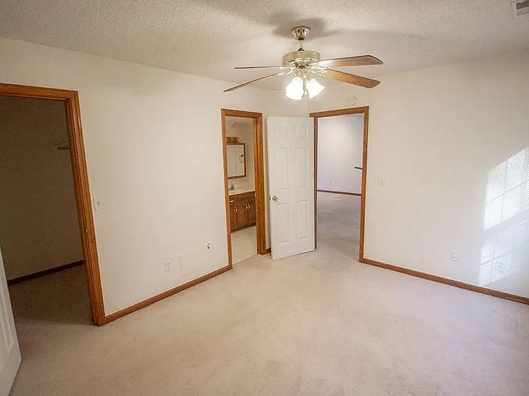 1318 Valley Creek Ln — Photo 12