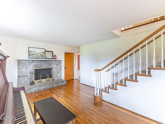 5th image of 1107 E Elm St
