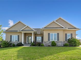 2911 Savannah Dr, Hiawatha, IA 52233