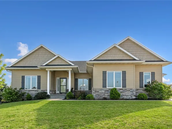 2911 Savannah Dr, Hiawatha, IA 52233