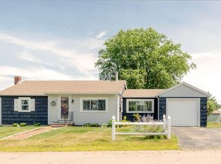 25 Bunker Hill Rd, Ipswich, MA 01938