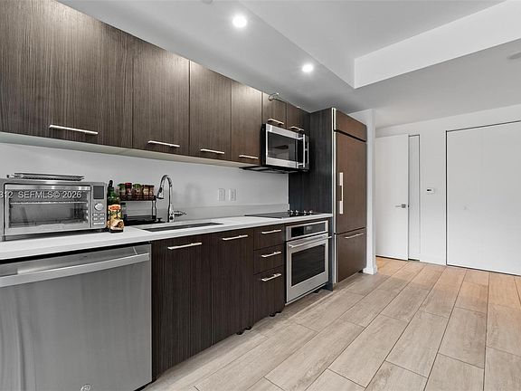 4th image of 45 SW 9th St APT 1109