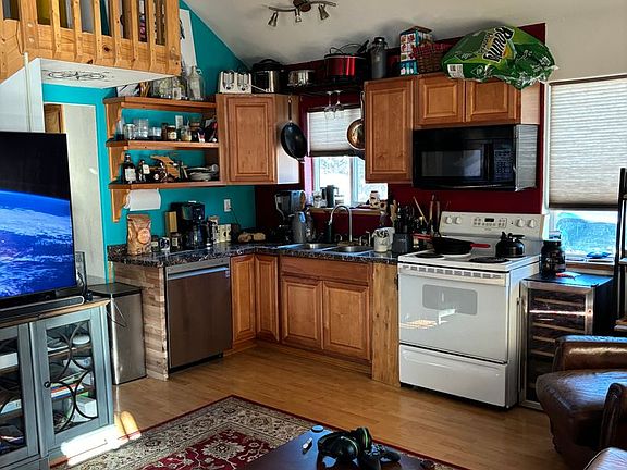 3rd image of 2555 Maria St