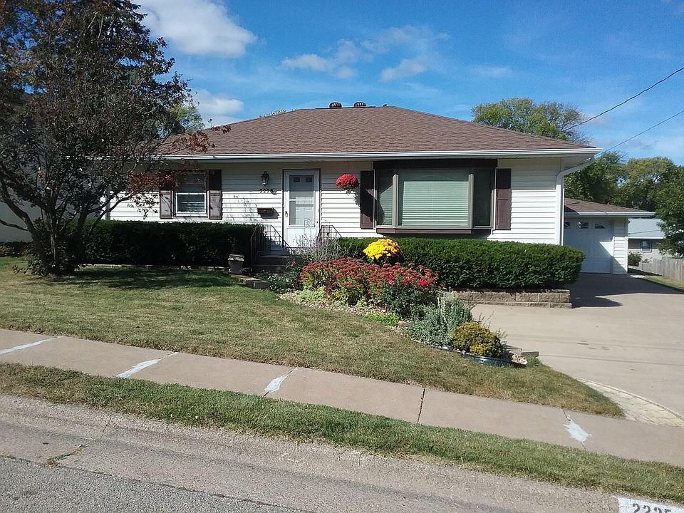 2225 Woodlawn St Dubuque IA