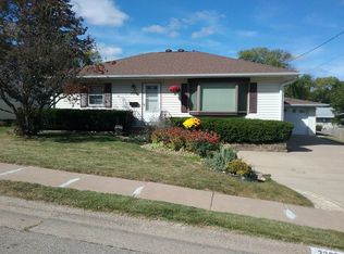 2225 Woodlawn St, Dubuque, IA 52001