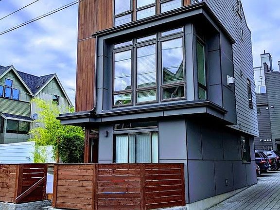 2nd image of 7465 Woodlawn Ave NE