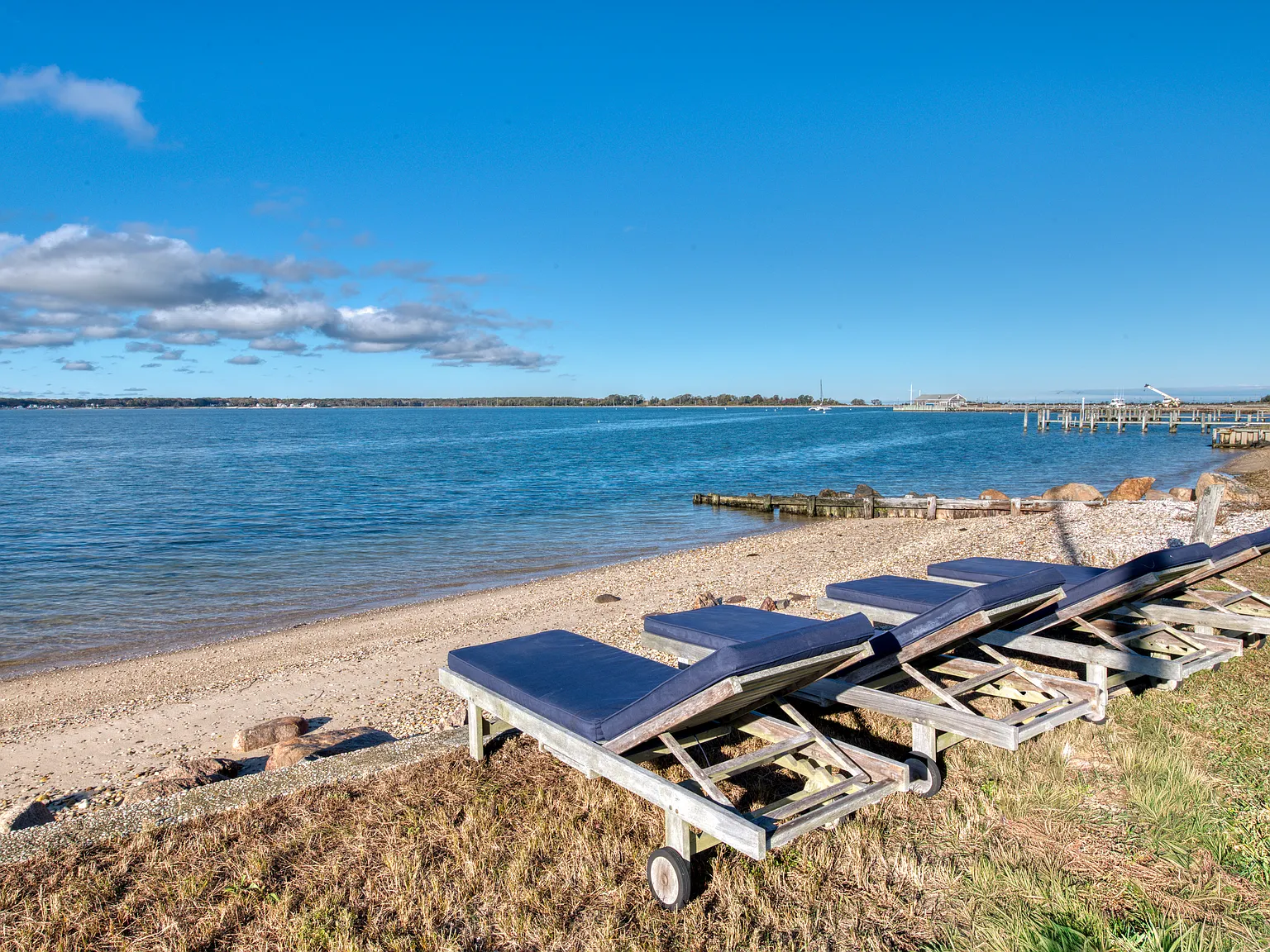 historic Bayfront beach cottage located on Orient Harbor — Photo 2