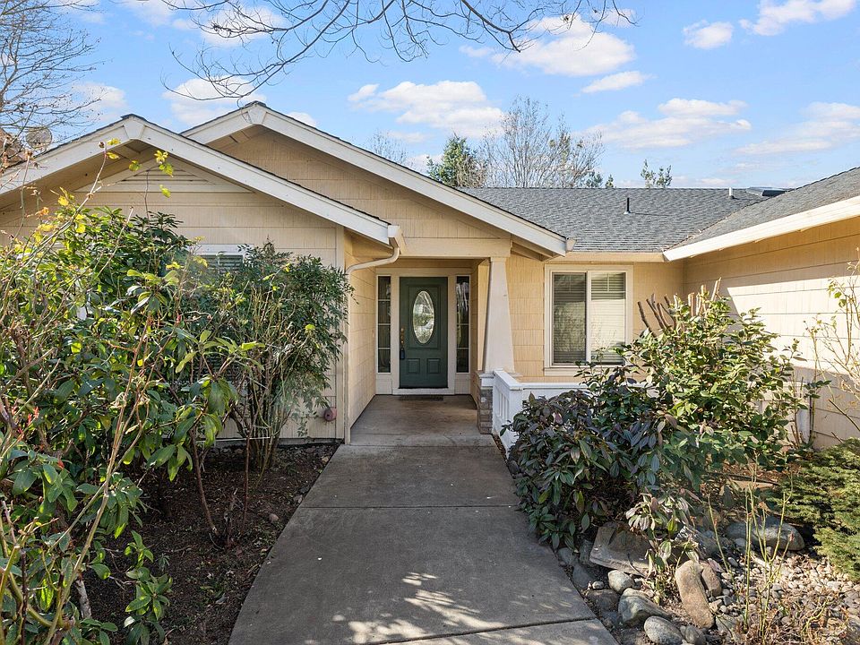 317 Phoenix Hills Dr, Phoenix, OR 97535 | Zillow