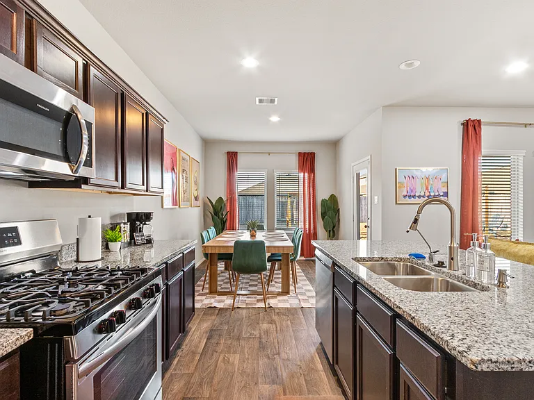 2431 Sutton Hollow Ct — Photo 8