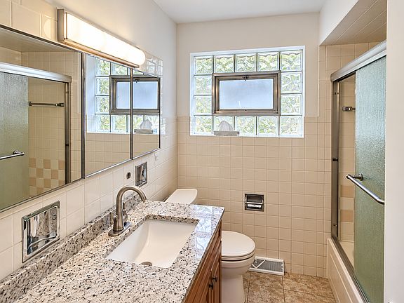 5th image of 7226 W 60th Pl