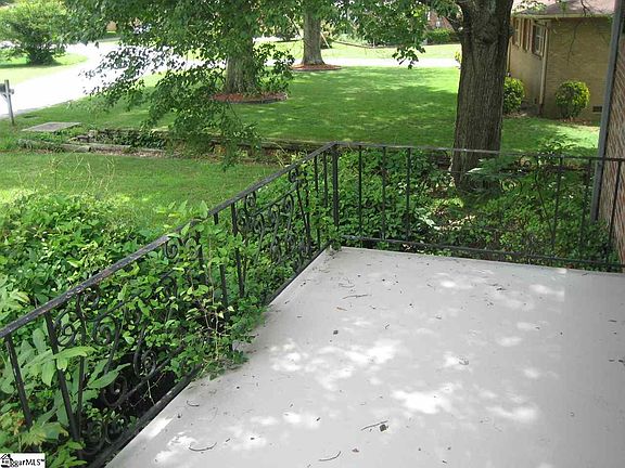 2nd image of 15 Borden Cir