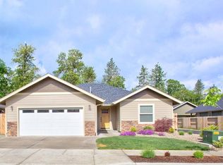 1752 SW Waterstone Dr, Grants Pass, OR 97527