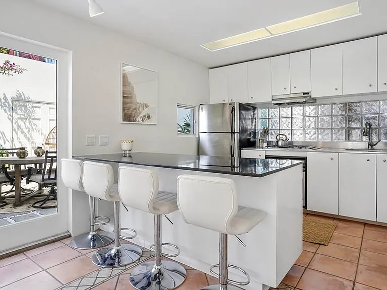 1241 Oliver Ave — Photo 3
