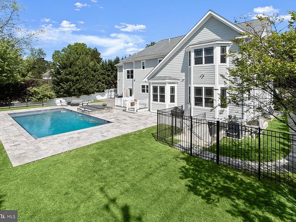 1st image of 11000 Luxmanor Rd