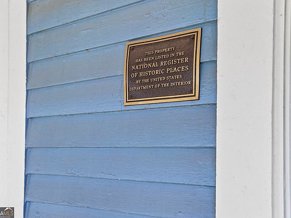 3rd image of 215 Johnson St