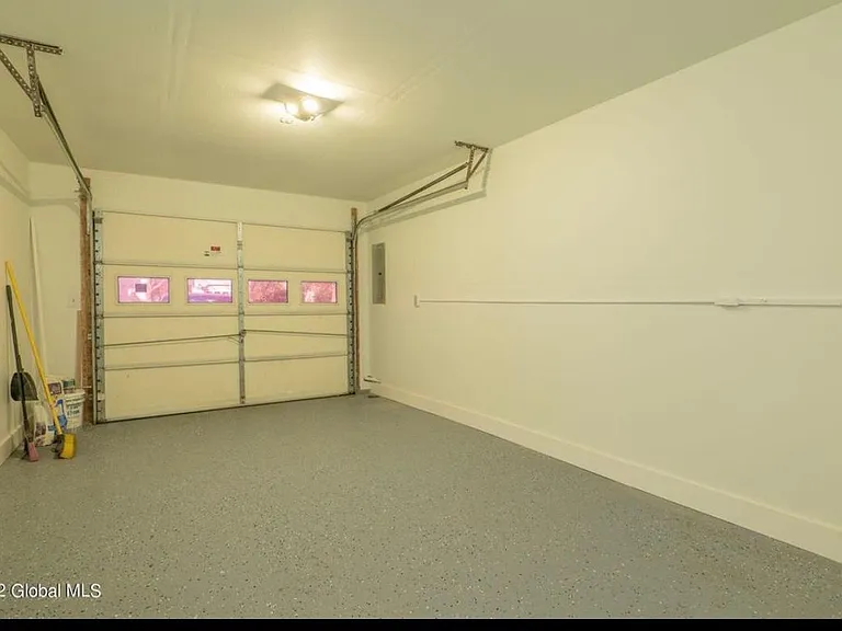 4 Clubhouse Dr — Photo 22