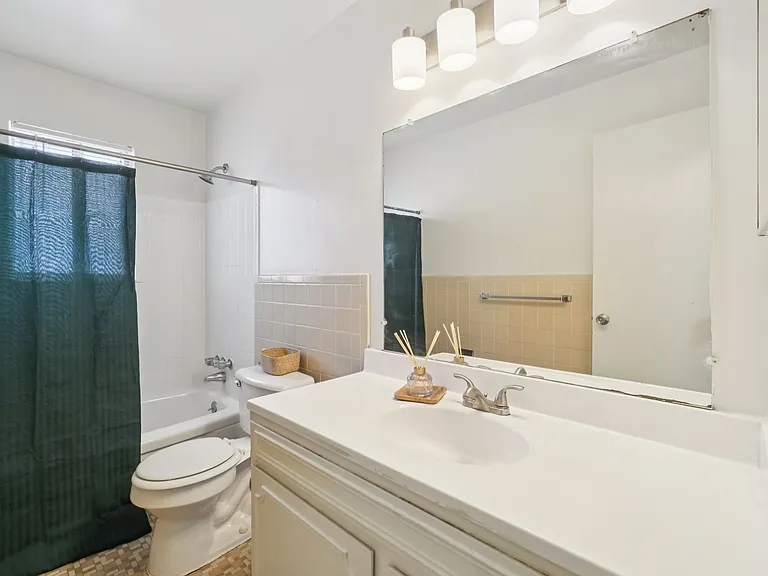 Cherry Hill Village Apartments - Dearborn Heights, MI — Photo 40