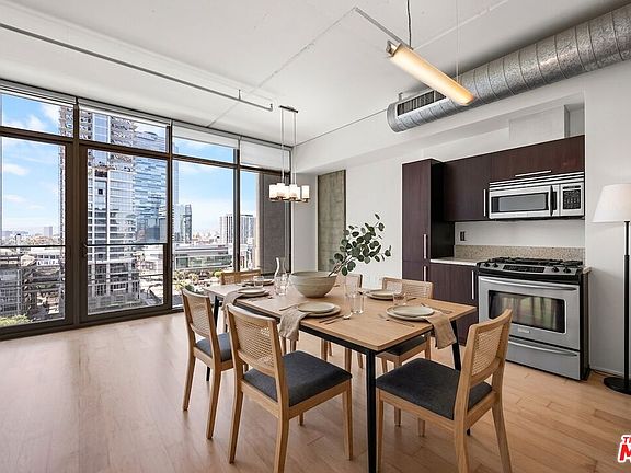 3rd image of 1100 S Hope St APT 1410