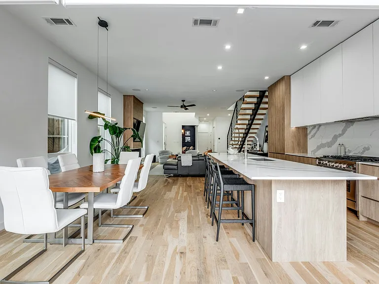 6113 Hudson St — Photo 9