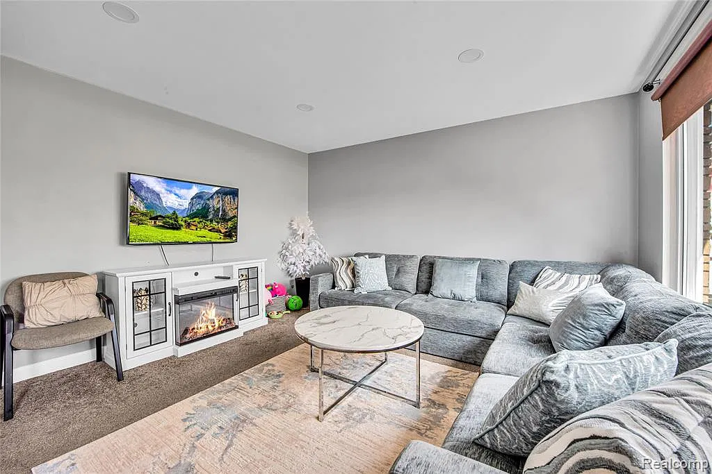 3 bed, 1590 sqft, $1,800 — Photo 3